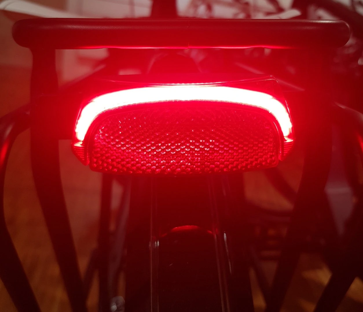 Fuxon Gepäckträgerrücklicht R-232 Mit Standlicht 50mm Schraubenabstand Für Dynamobetrieb 4 Fuxon Gepäckträgerrücklicht R-232 Mit Standlicht 50mm Schraubenabstand Für Dynamobetrieb – Bild 2